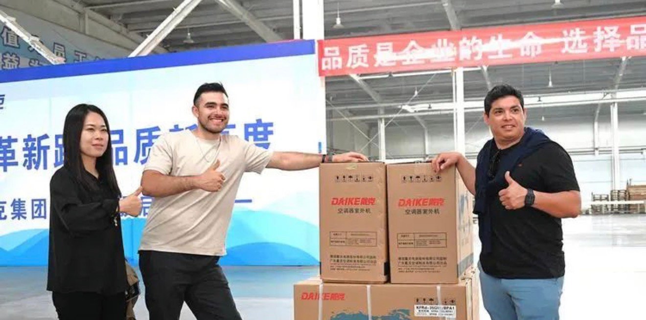 Reunión comercial en fábrica